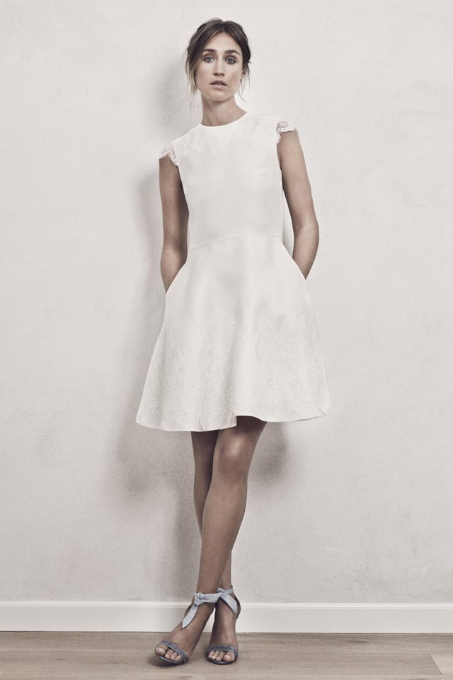 Model i kort Maria Fekih kjole.